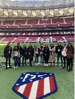Estudiantes en el césped del Wanda Metropolitano
