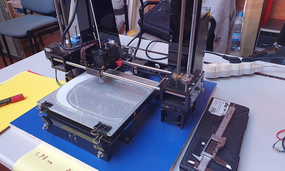 Impresora 3D utilizada para imprimir pantallas de protección 