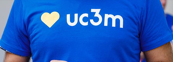 Camiseta azul con logotipo UC3M