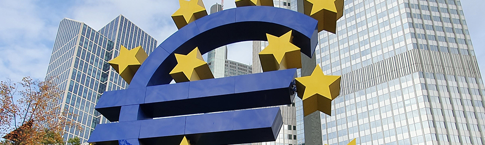 Simbolo del euro con el edificio del Banco Central Europeo en Frankfurt
