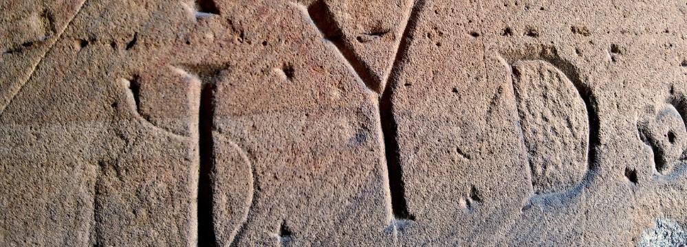 foto genérica de una inscripción en piedra