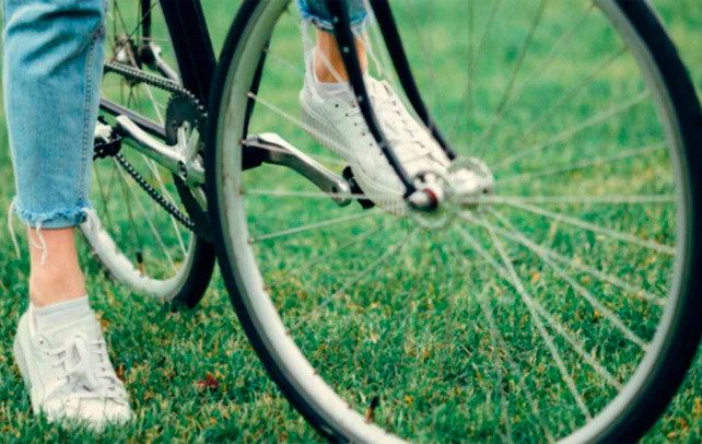 Fotografía de una bicicleta en el césped