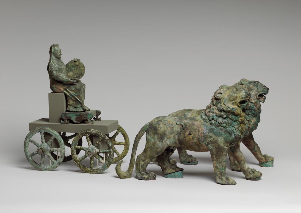 Estatua de bronce de Cibeles en un carro tirado por leones