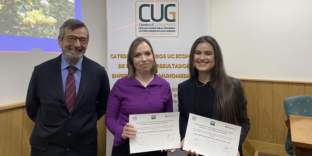 Félix Lobo, María Arruñada y Nerea Tejado en la Universidad de Cantabriabria recogiendo