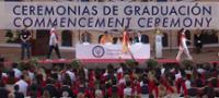 Estudiantes titulados del Máster en el escenario de la Ceremonia de Graduación