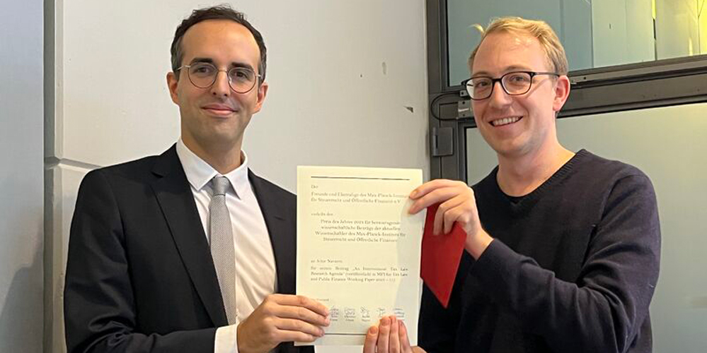 Aitor Navarro recibe el premio otorgado por el Freunde und Ehemalige des Max-Planck-Instituts für Steuerrecht und Öffentliche Finanzen e.V.