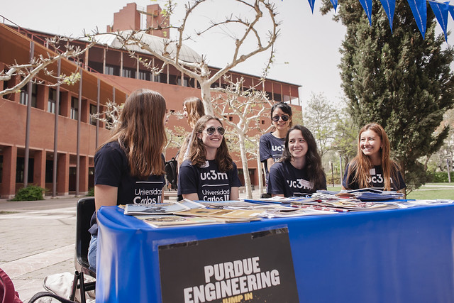 Alumnas en feria
