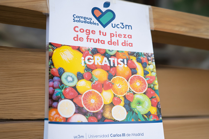 Foto del Cartel de la campaña Fruta gratuita durante el evento de Campus Saludables uc3m