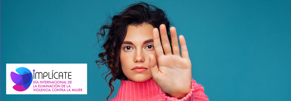 imagen mujer mirando a cámara con orgullo, con la mano alzada simbolizando 