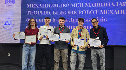 Imagen de los estudiantes de la EPS que que han conseguido la segunda posición en la categoría por equipos del 6th Students International Olympiad On Mechanism and Machine Science.