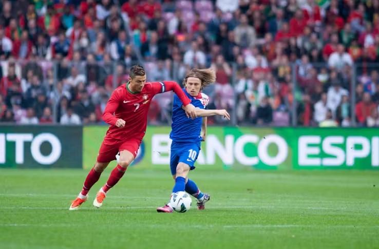El delantero de la selección portuguesa Cristiano Ronaldo y el jugador croata Luka Modric disputan un balón. Fanny Schertzer. Wikimedia Commons., CC BY-SA