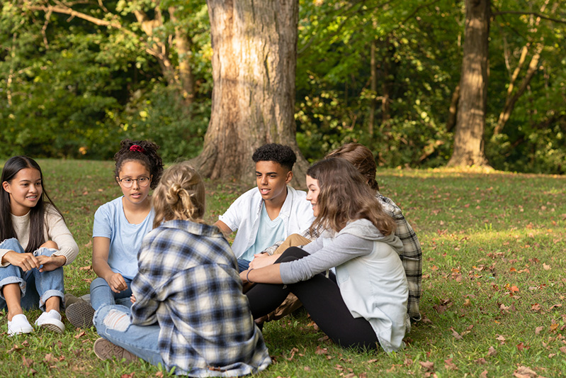 Foto de estudiantes en un parque charlando