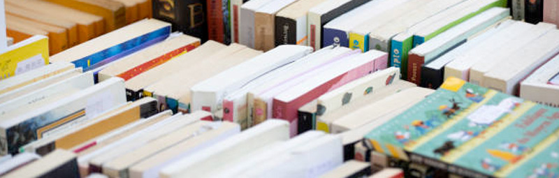 ilas de libros de segunda mano fuera de un stand