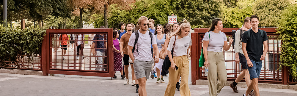 estudiantes saliendo del Campus