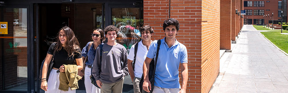 jovenes saliendo de clase
