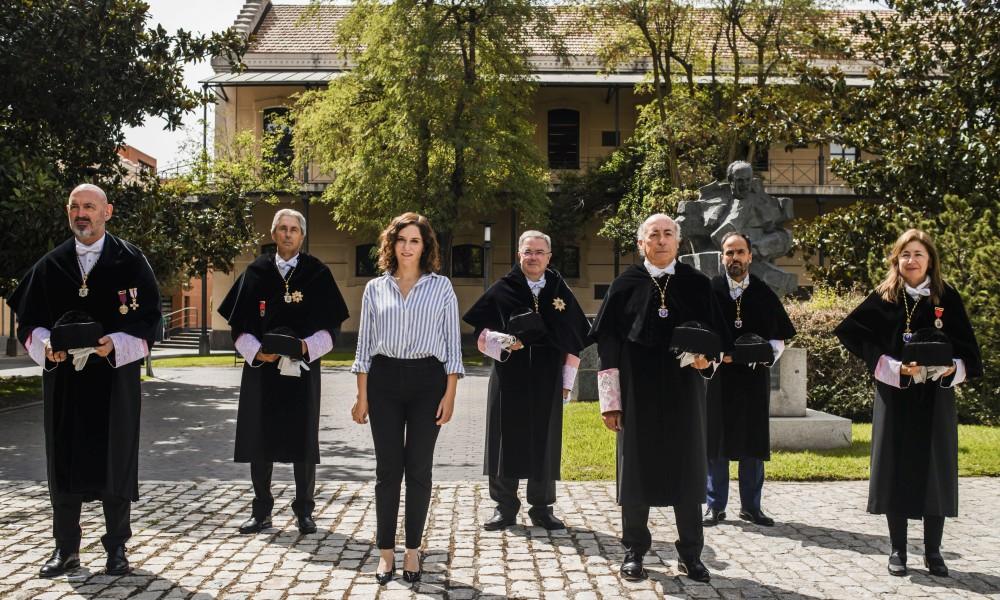 Foto de la presidenta de la CM, Isabel Díaz Ayuso, con los rectores de las universidades públicas de Madrid 
