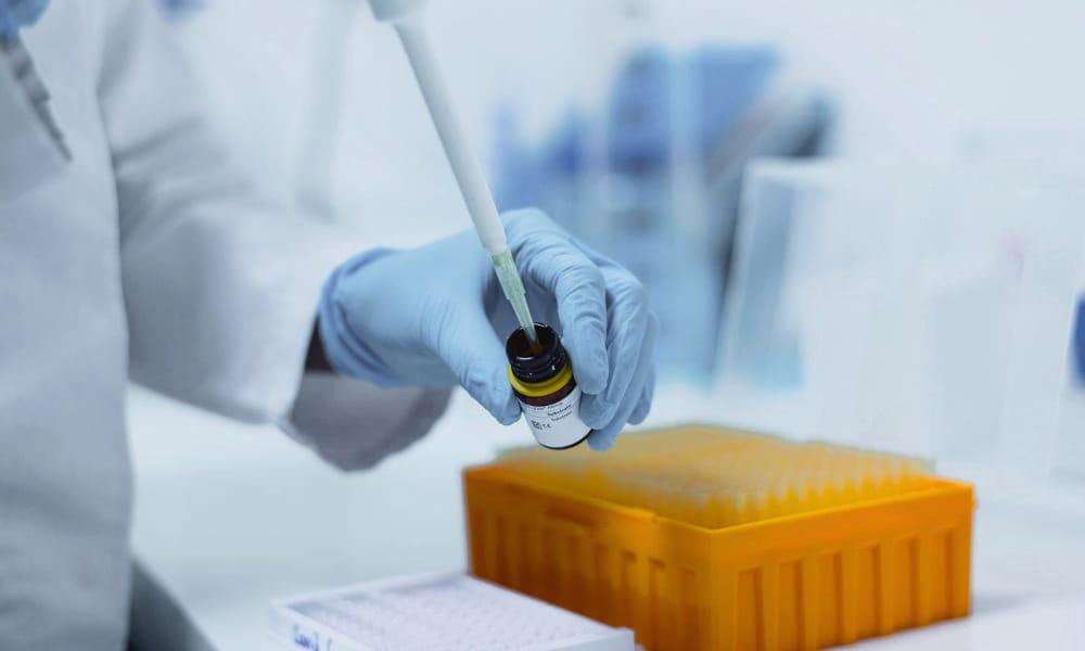 Fotografía de una pipeta en un laboratorio