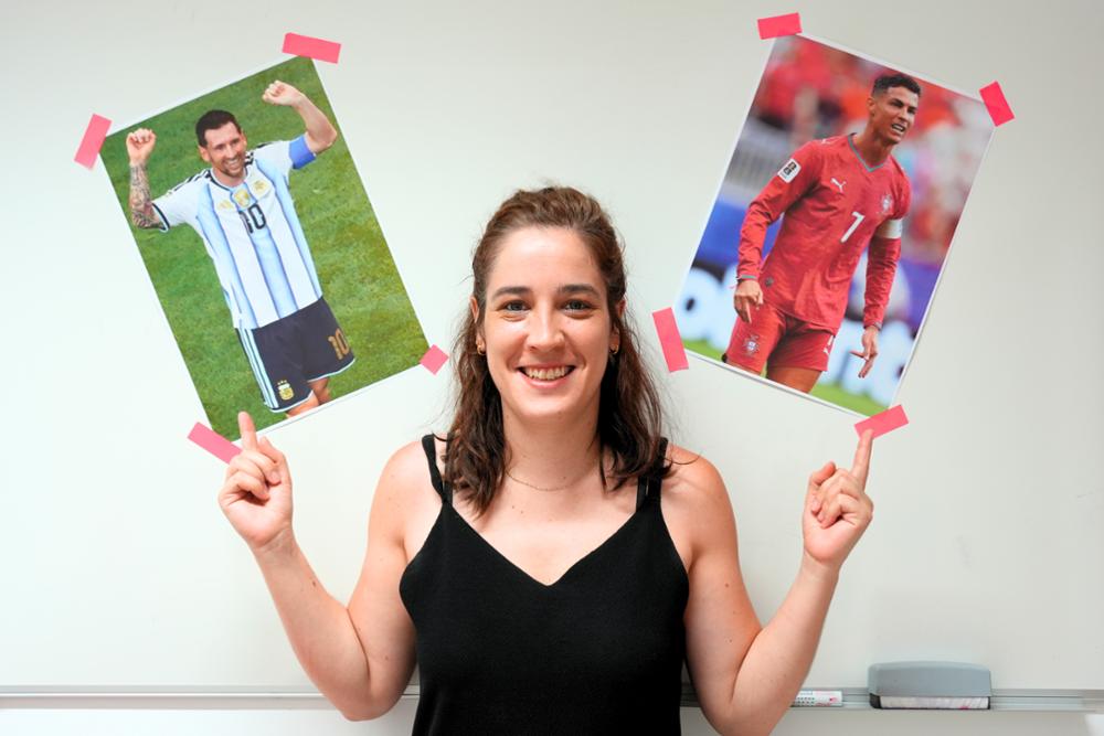 Teresa Gil López con fotos de Messi y de Cristiano Ronaldo