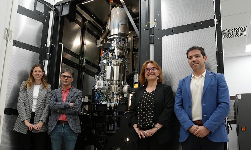Luis Enrique García Muñoz, Vicerrector de Investigación y Transferencia de la UC3M. Beatriz Galiana, Vicerrectora adjunta de Investigación y Transferencia de la UC3M, responsable del CAI y responsable científica del LABMET. Dr. Reza Zamani, Experto de la empresa Thermo Fisher Scientific. Elisa García-Tabarés, Responsable científica del LABMET.