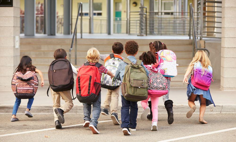 Niños y niñas a la puerta de un colegio