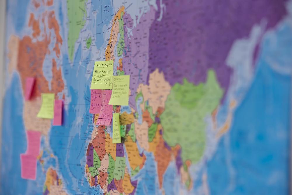 mapa del mundo con post-it