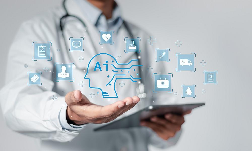 Profesional de la salud sosteniendo una tablet, con iconos sobre IA sobreimpresionados.
