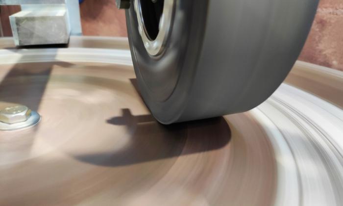Imagen de un ensayo sobre un disco rotativo del prototipo del neumático ECOTIRE