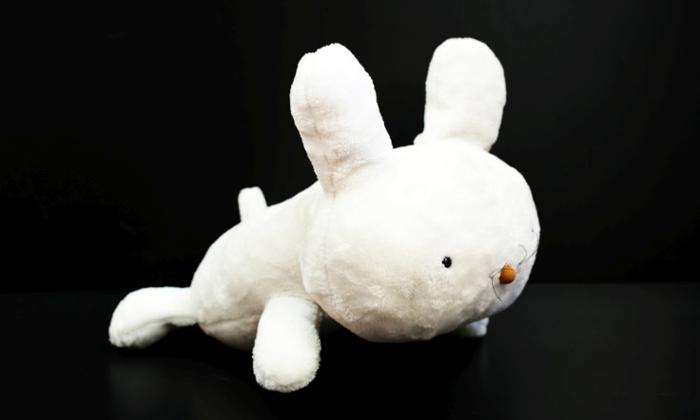 Mía es un conejo robótico que mide 30x30x50 cm y pesa unos 3 kilos, diseñado en la UC3M para el acompañamiento de mayores. Crédito: UC3M.