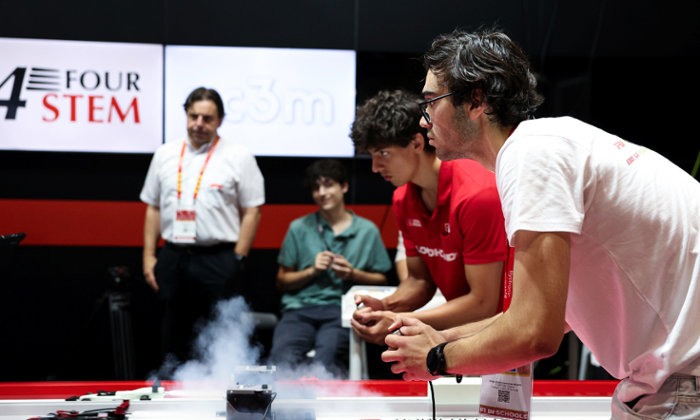 fotografía de estudiantes masnejando los vehículos en el stemracing
