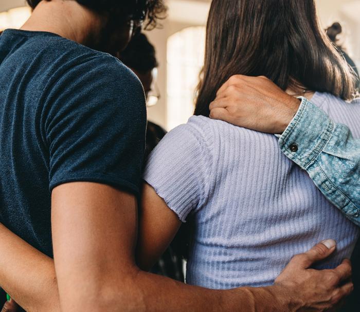 Imagen de un grupo de personas abrazándose