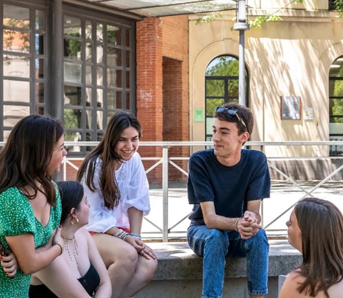 Imagen grupo personas conversando