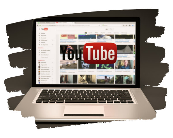 fotografía de un ordenador portátil con youtube en la pantalla