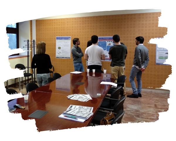 Fotografía debatiendo ante un póster científico