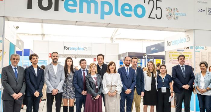 Grupo de personas, el Rector de la UC3M junto a otras autoridades universitarias y otros participantes, posando bajo un gran cartel de 'forempleo**' en un evento de Forempleo 2025.