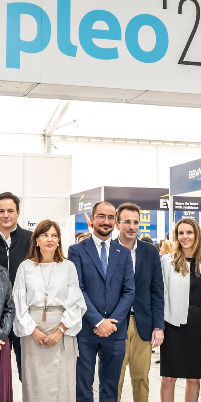Grupo de personas, el Rector de la UC3M junto a otras autoridades universitarias y otros participantes, posando bajo un gran cartel de 'forempleo**' en un evento de Forempleo 2025.