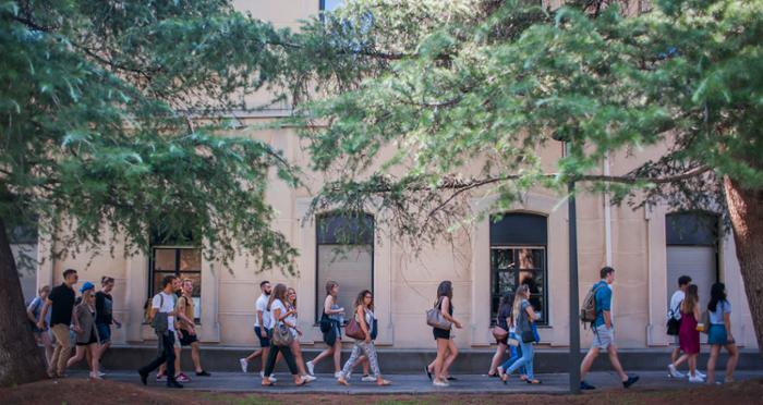 Fotografía de estudiantes caminando por el campus de Getafe