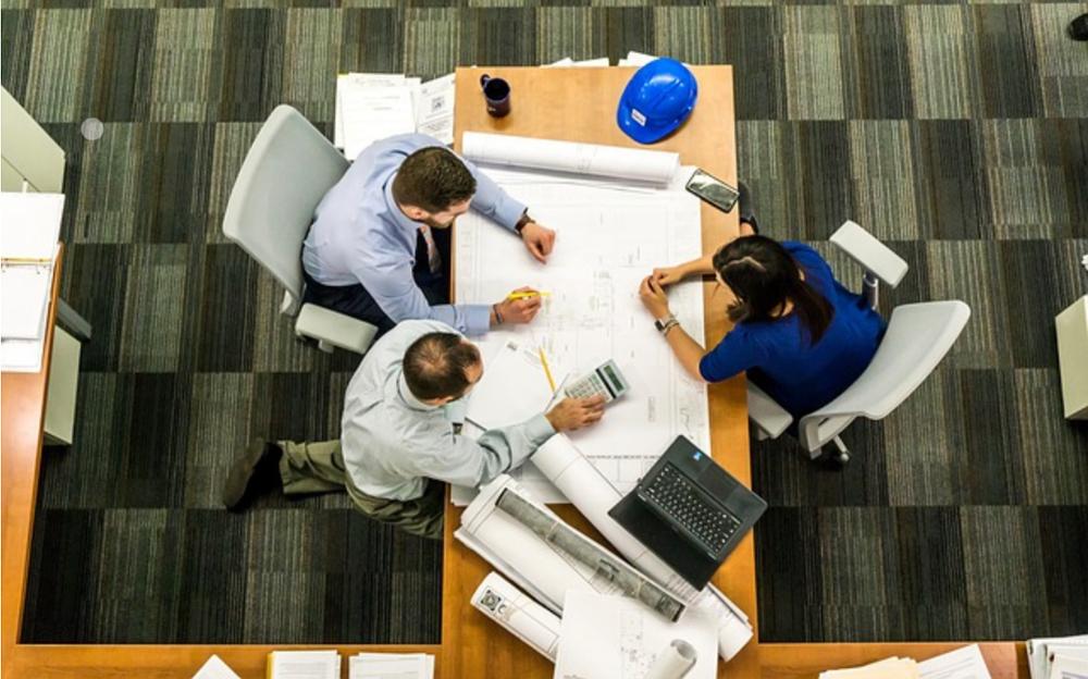 Varias personas trabajando juntas en una mesa